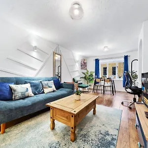  Apartment Quirky Canary 2bed, Free Parking, Smart Tv & Games